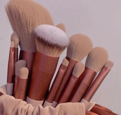 a close up of a bunch of makeup brushes